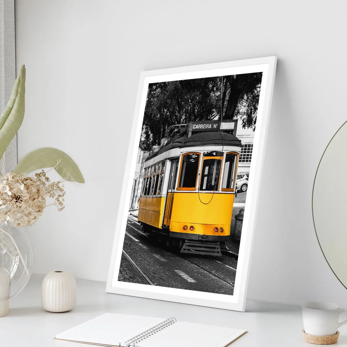 Plakát v bílém rámu - Fado v pozadí - 70x100 cm