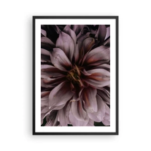 Plakát v černém rámu - Detailní záběr na tmavě růžový květ - 50x70cm - Květinové srdce - Moderní nástěnná dekorace do obývacího pokoje a ložnice ARTTOR