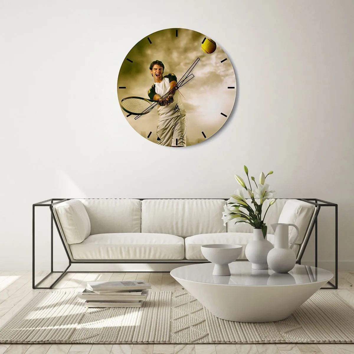 Nástěnné hodiny - Tenista odpaluje míč proti zlatavé obloze - 30x30cm - Energie a radost - Moderní nástěnná dekorace do obývacího pokoje, kuchyně a ložnice ARTTOR