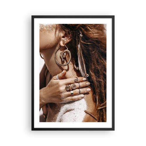 Plakát v černém rámu - Detail šperků na písčitém koženém pozadí - 50x70cm - Královna divoké pláže - Moderní nástěnná dekorace do obývacího pokoje a ložnice ARTTOR