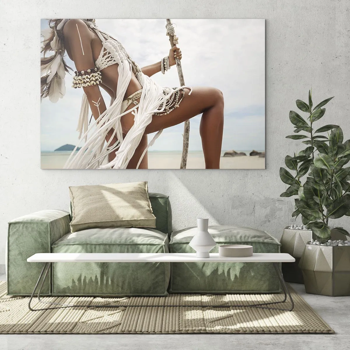 Obraz na skle - Žena v etnickém oblečení s mušlemi a hůlkou na pláži. - 70x50cm - Kněžka slunce - Moderní nástěnná dekorace do obývacího pokoje a ložnice ARTTOR