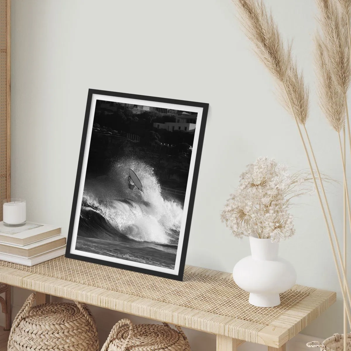 Plakát v černém rámu - Černobílý surfař v akci na rozbouřených vlnách - 50x70cm - Výzva přijata! - Moderní nástěnná dekorace do obývacího pokoje a ložnice ARTTOR