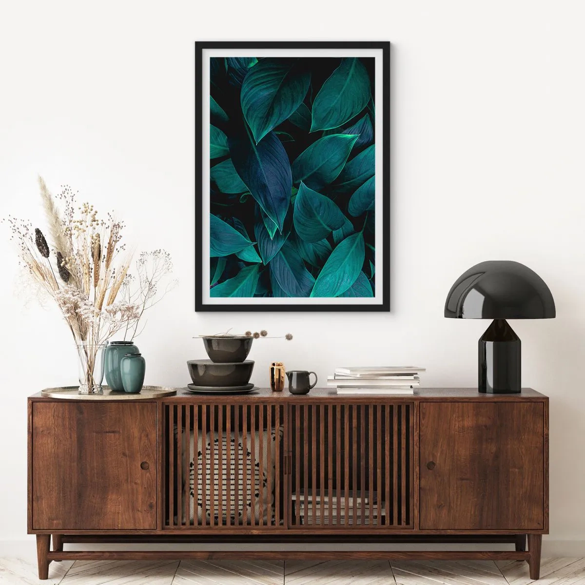 Plakát v černém rámu - Tmavě zelené listy s jemným podsvícením - 50x70cm - Zeleň sama o sobě - Moderní nástěnná dekorace do obývacího pokoje a ložnice ARTTOR
