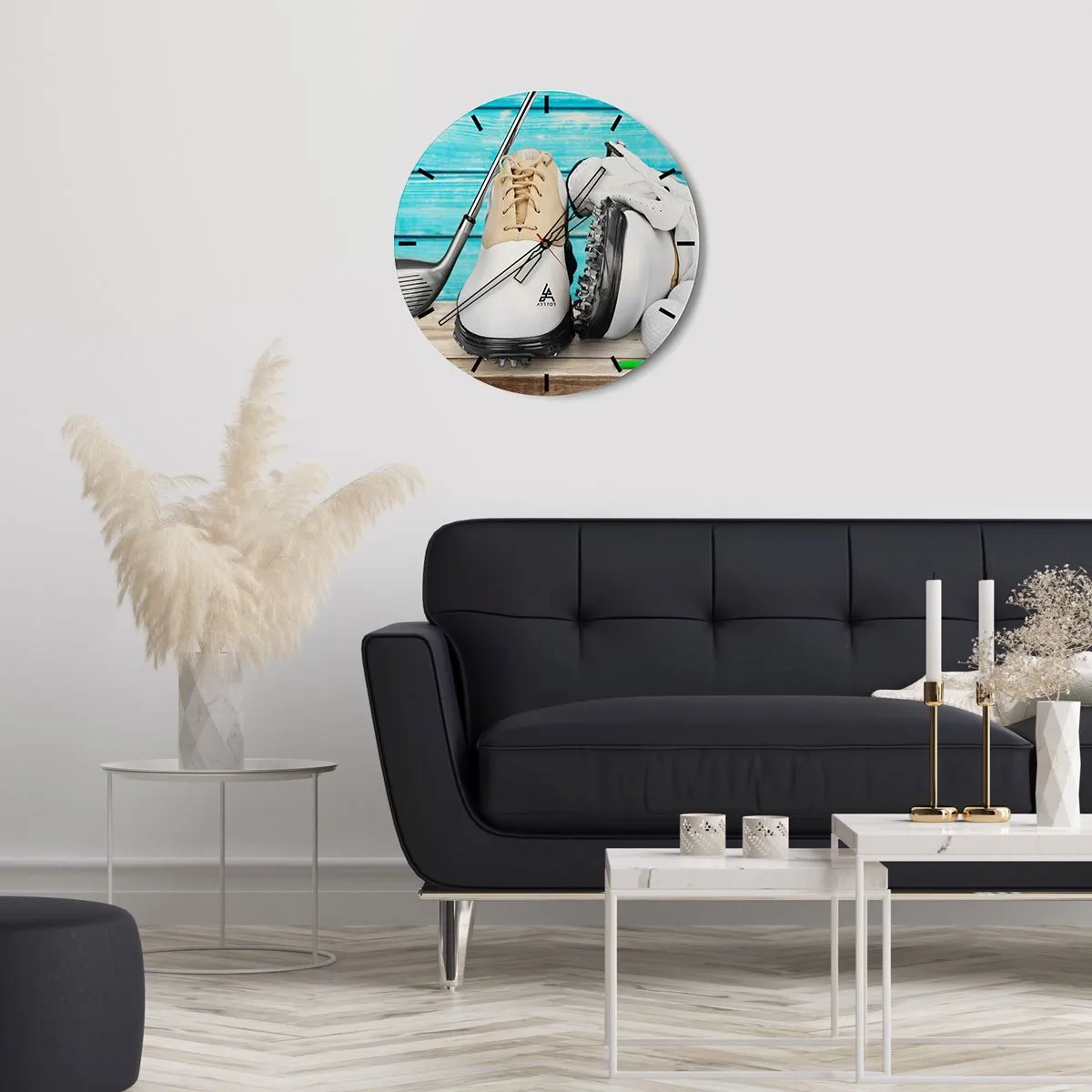Nástěnné hodiny - Golfové boty, golfová hůl a míčky na modrém dřevěném pozadí - 30x30cm - Všechno připraveno - Moderní nástěnná dekorace do obývacího pokoje, kuchyně a ložnice ARTTOR
