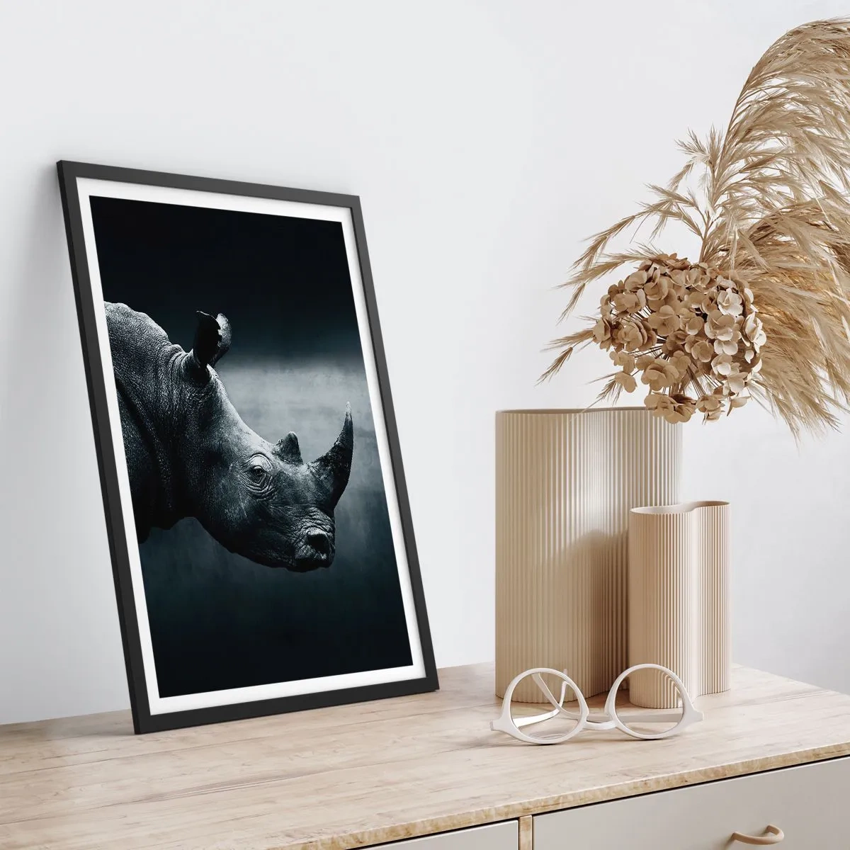 Plakát v černém rámu - Černobílý portrét nosorožce na tmavém pozadí - 50x70cm - Pravý profil - Moderní nástěnná dekorace do obývacího pokoje a ložnice ARTTOR