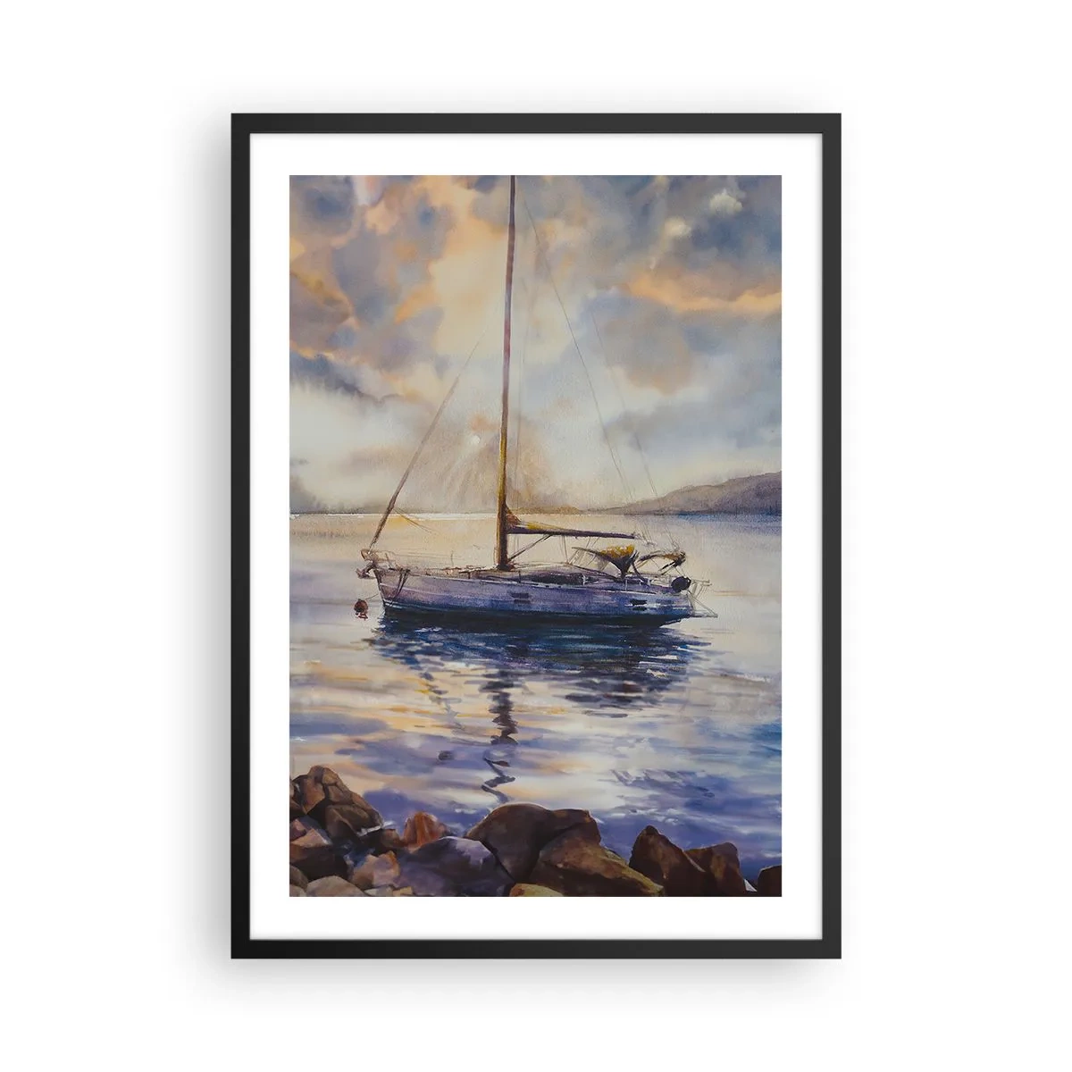 Plakát v černém rámu - Plachetnice na klidné vodě ve světle západu slunce - 50x70cm - Večer v zátoce - Moderní nástěnná dekorace do obývacího pokoje a ložnice ARTTOR