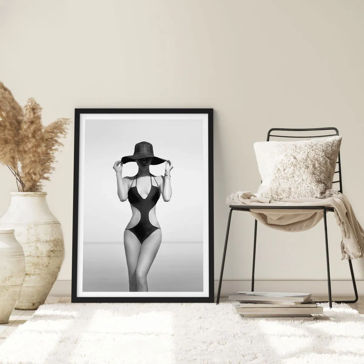 Plakát v černém rámu - Černobílá fotografie ženy v klobouku a plavkách - 50x70cm - Jmenuji se: Elegance - Moderní nástěnná dekorace do obývacího pokoje a ložnice ARTTOR
