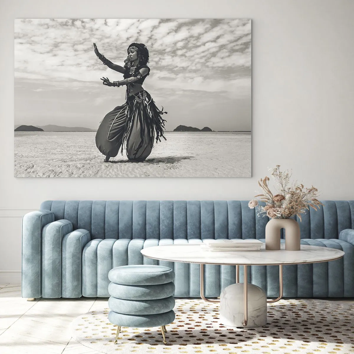 Obraz na skle - Černobílá fotografie tanečnice v poušti - 70x50cm - Tanec jižních ostrovů - Moderní nástěnná dekorace do obývacího pokoje a ložnice ARTTOR