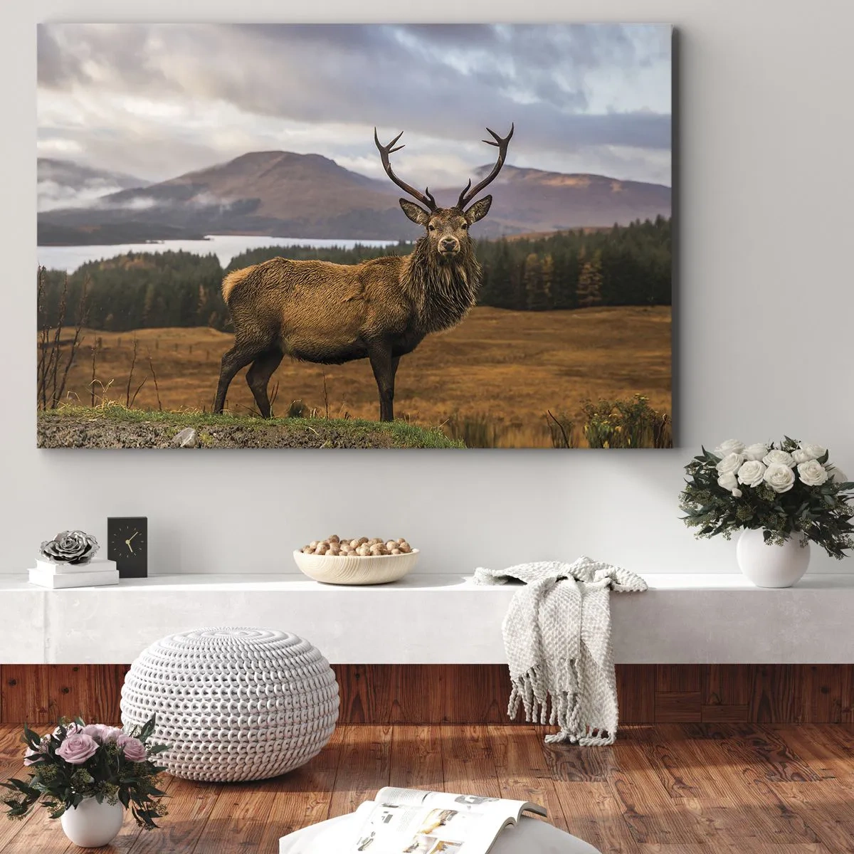 Obraz na plátně - Jelen na pozadí horské krajiny s jezery a lesem - 70x50cm - Majestát přírody - Moderní nástěnná dekorace do obývacího pokoje a ložnice ARTTOR