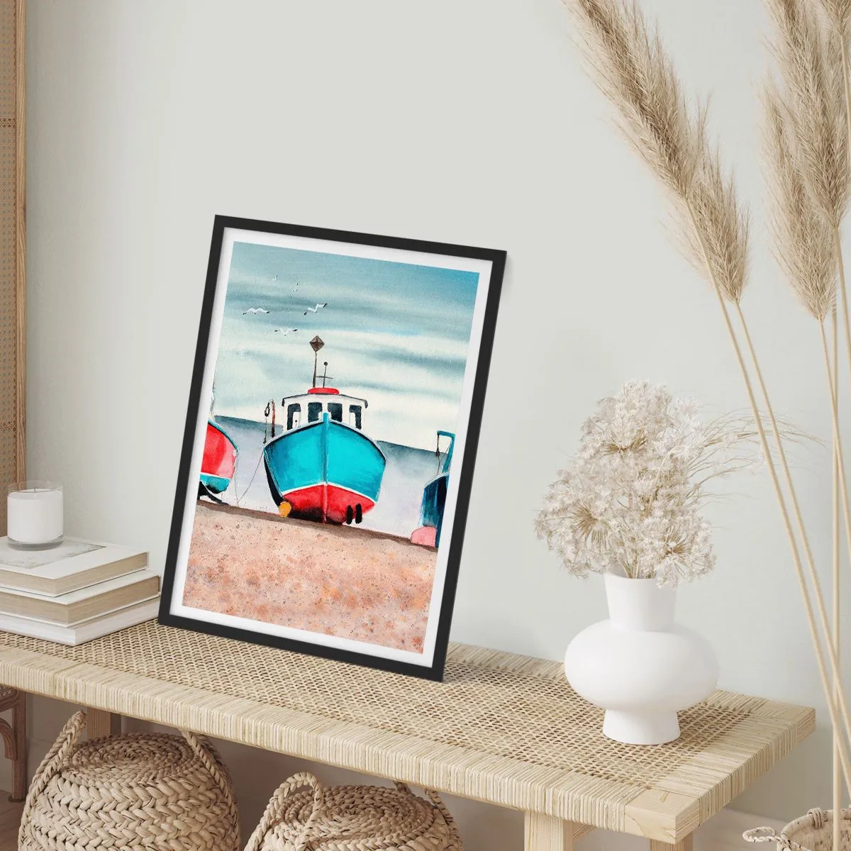 Plakát v černém rámu - Malebně modré rybářské lodě na břehu - 50x70cm - Připravené na úlovek - Moderní nástěnná dekorace do obývacího pokoje a ložnice ARTTOR