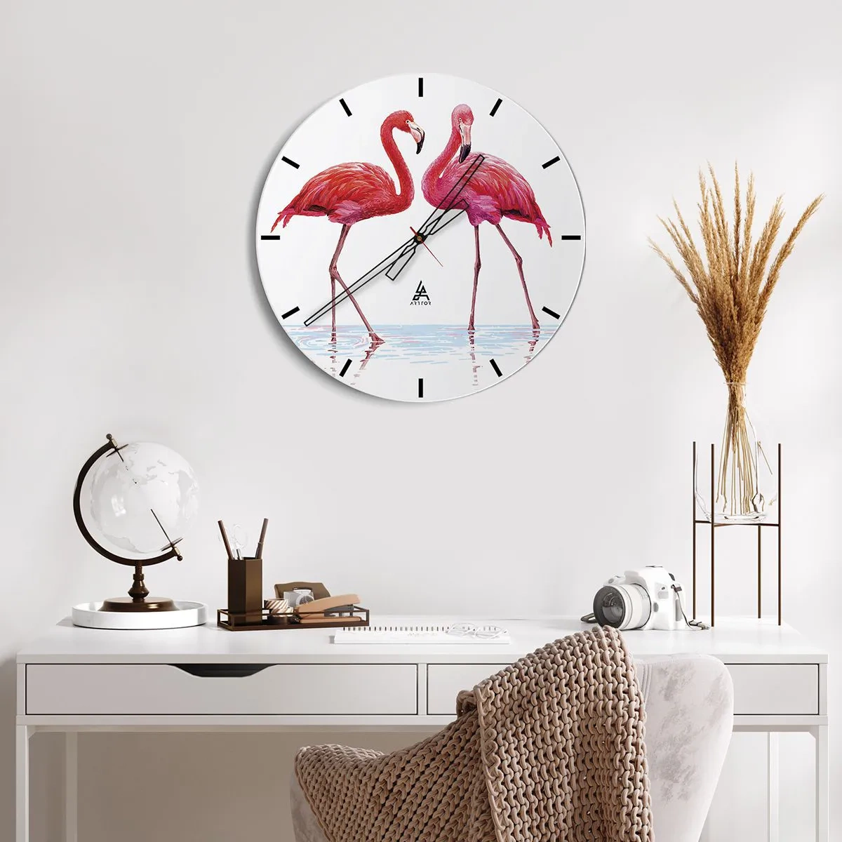 Nástěnné hodiny - Dva růžoví plameňáci stojící ve vodě - 30x30cm - Růžové rendez-vous - Moderní nástěnná dekorace do obývacího pokoje, kuchyně a ložnice ARTTOR