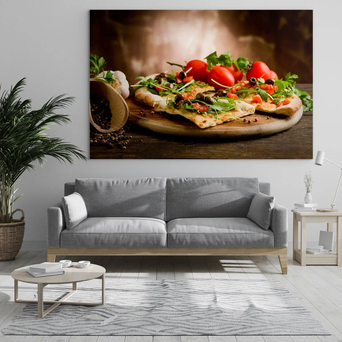 Obraz na skle - Pizza na dřevěném prkénku s rukolou a rajčaty - 70x50cm - Přímo z pece a ze zahrady - Moderní nástěnná dekorace do obývacího pokoje a ložnice ARTTOR