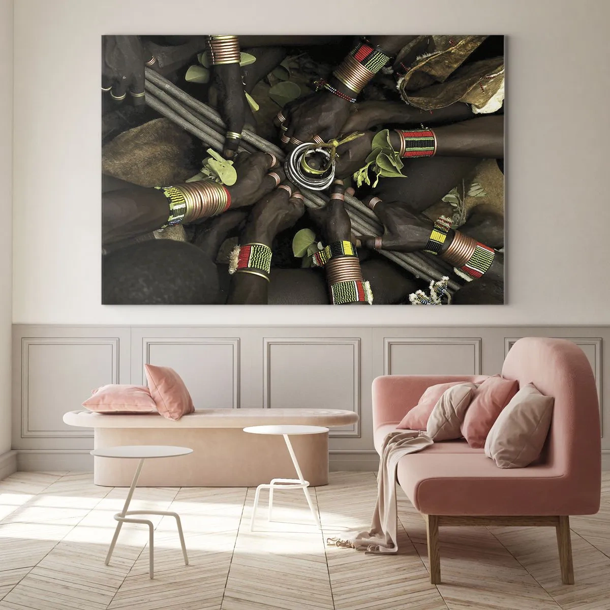 Obraz na skle - Ruce s náramky držícími nádobu v rituálním gestu - 70x50cm - Jsme spolu - Moderní nástěnná dekorace do obývacího pokoje a ložnice ARTTOR