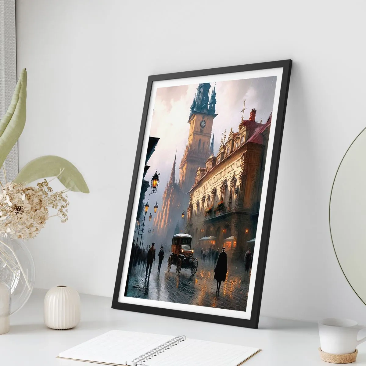 Plakát v černém rámu - Historické město za soumraku s historickým vozidlem - 50x70cm - Kouzlo pražského večera - Moderní nástěnná dekorace do obývacího pokoje a ložnice ARTTOR