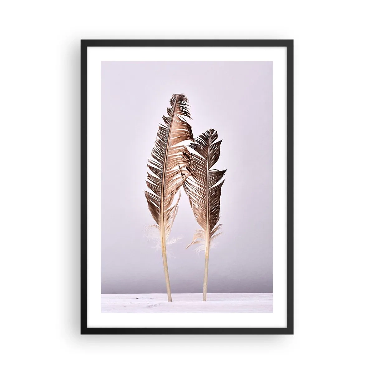 Plakát v černém rámu - Dvě hnědé peří na světlém pozadí v minimalistickém stylu - 50x70cm - Proti nicotě - Moderní nástěnná dekorace do obývacího pokoje a ložnice ARTTOR