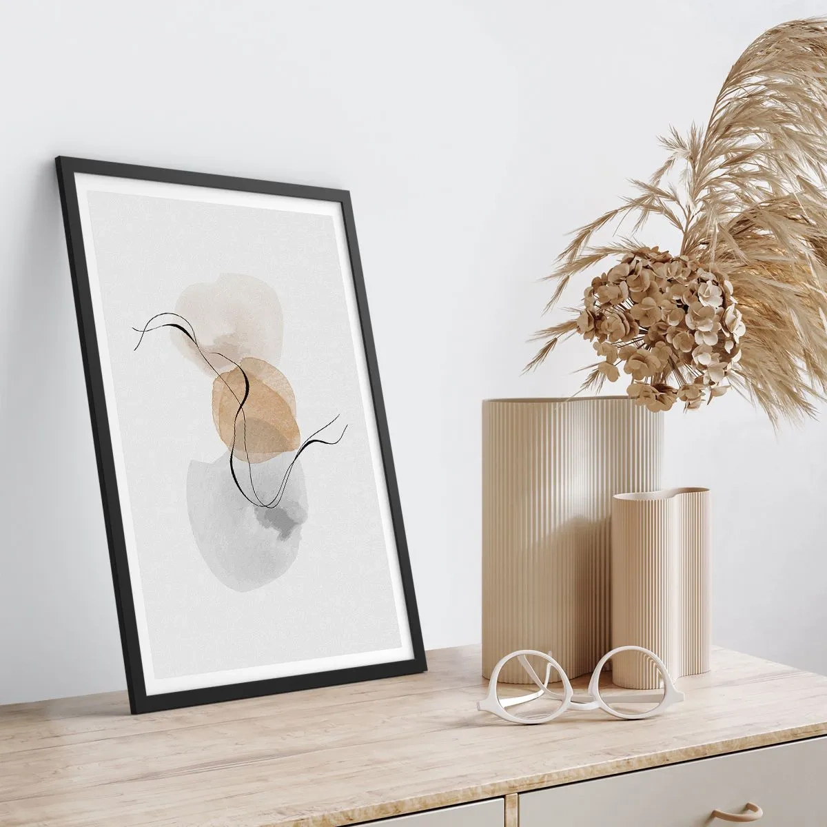 Plakát v černém rámu - Abstraktní kompozice v neutrálních barvách s jemnými liniemi. - 50x70cm - Vzdušné korálky - Moderní nástěnná dekorace do obývacího pokoje a ložnice ARTTOR