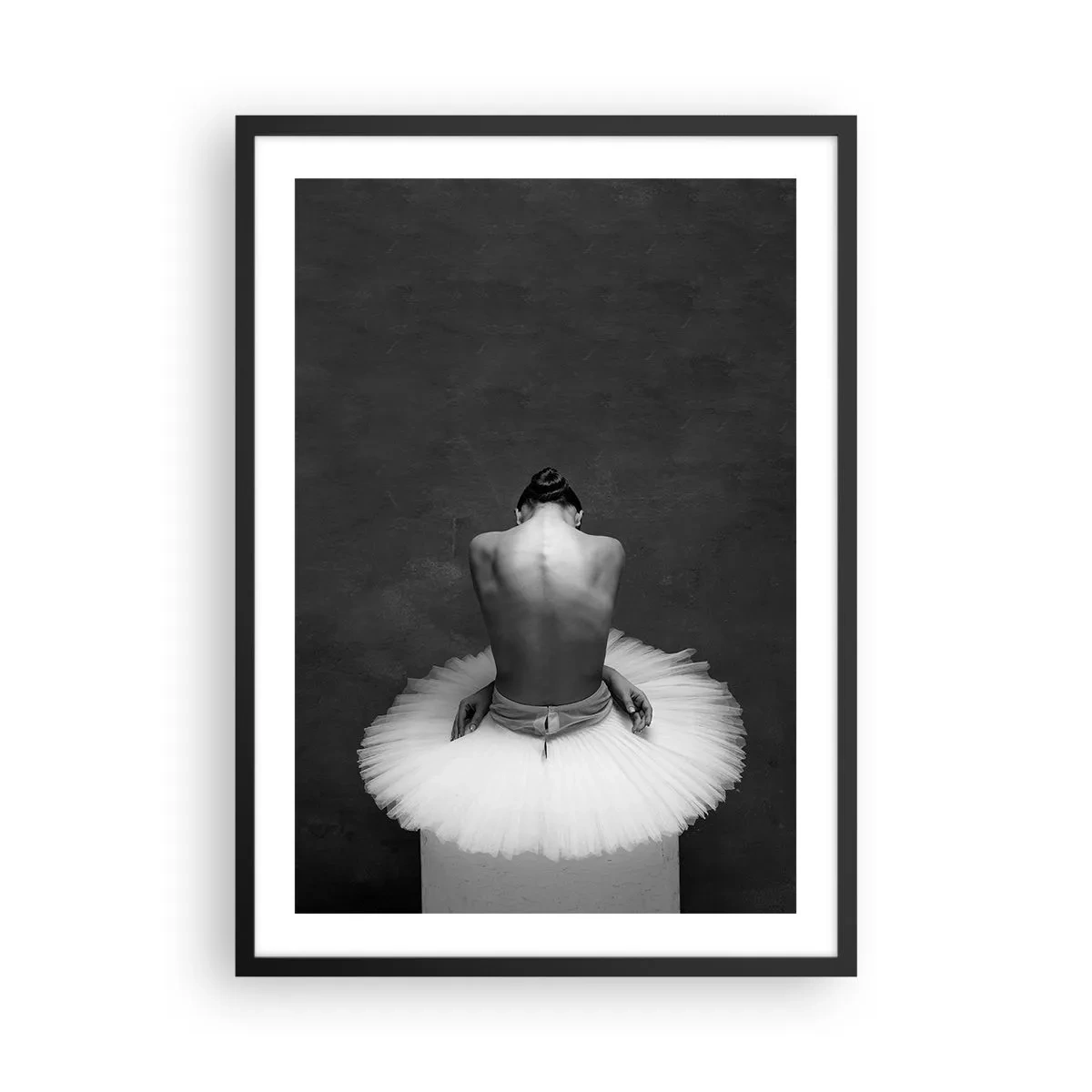 Plakát v černém rámu - Černobílý portrét baletky sedící na pódiu - 50x70cm - Právě kvete - Moderní nástěnná dekorace do obývacího pokoje a ložnice ARTTOR