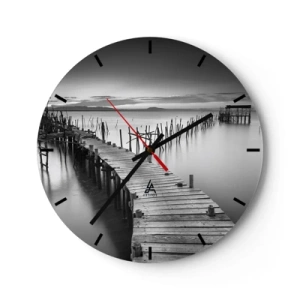 Nástěnné hodiny - Černobílé dřevěné molo vedoucí k klidným vodám - 30x30cm - Klid zapomenutého břehu - Moderní nástěnná dekorace do obývacího pokoje, kuchyně a ložnice ARTTOR