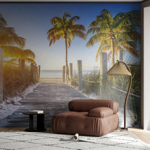 Fototapeta Standard Eco - Dřevěná cesta na pláž mezi palmami při západu slunce - 100x70cm - Přímo do ráje - Moderní nástěnná dekorace do obývacího pokoje a ložnice ARTTOR
