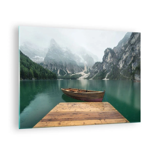 Obraz na skle - Loď u mol na jezeře v hornaté krajině s mlhou - 70x50cm - „Hrdé skály vepředu“ - Moderní nástěnná dekorace do obývacího pokoje a ložnice ARTTOR
