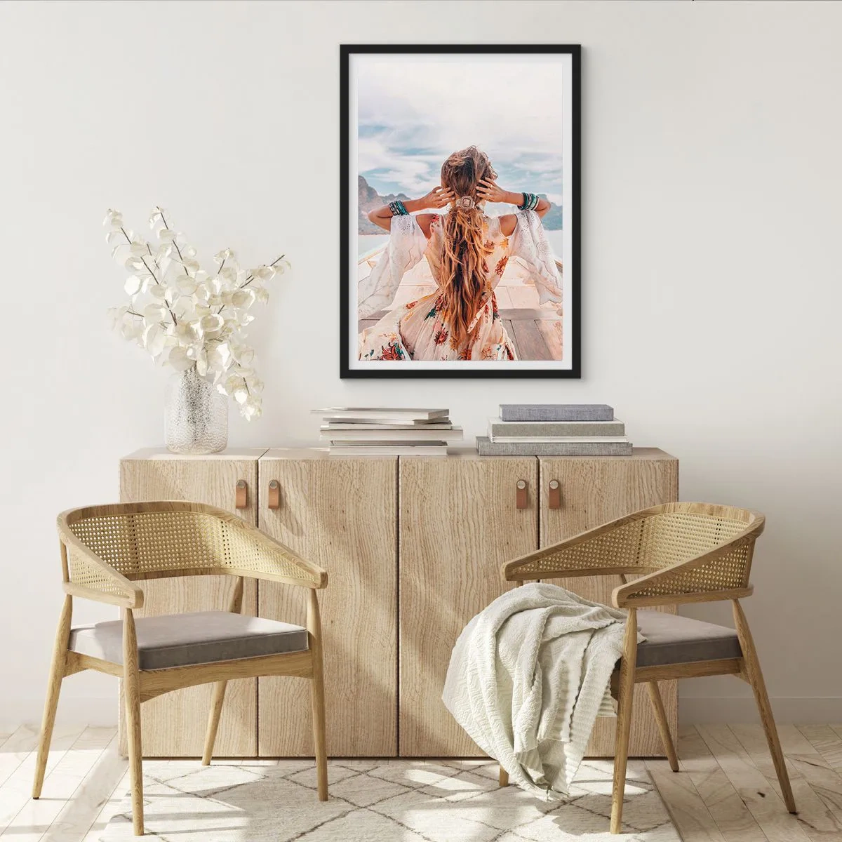 Plakát v černém rámu - Žena v boho šatech s výhledem na moře - 50x70cm - Na cestě ke štěstí - Moderní nástěnná dekorace do obývacího pokoje a ložnice ARTTOR