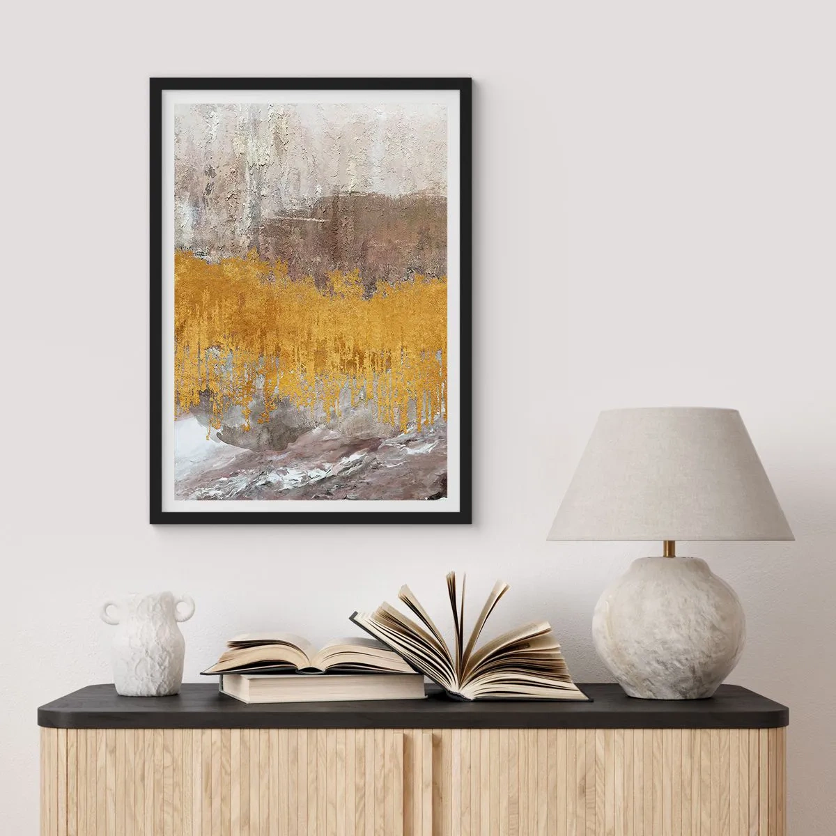 Plakát v černém rámu - Abstraktní textura ve zlaté a béžové barvě s efektem hloubky - 50x70cm - Zlatistý závan - Moderní nástěnná dekorace do obývacího pokoje a ložnice ARTTOR