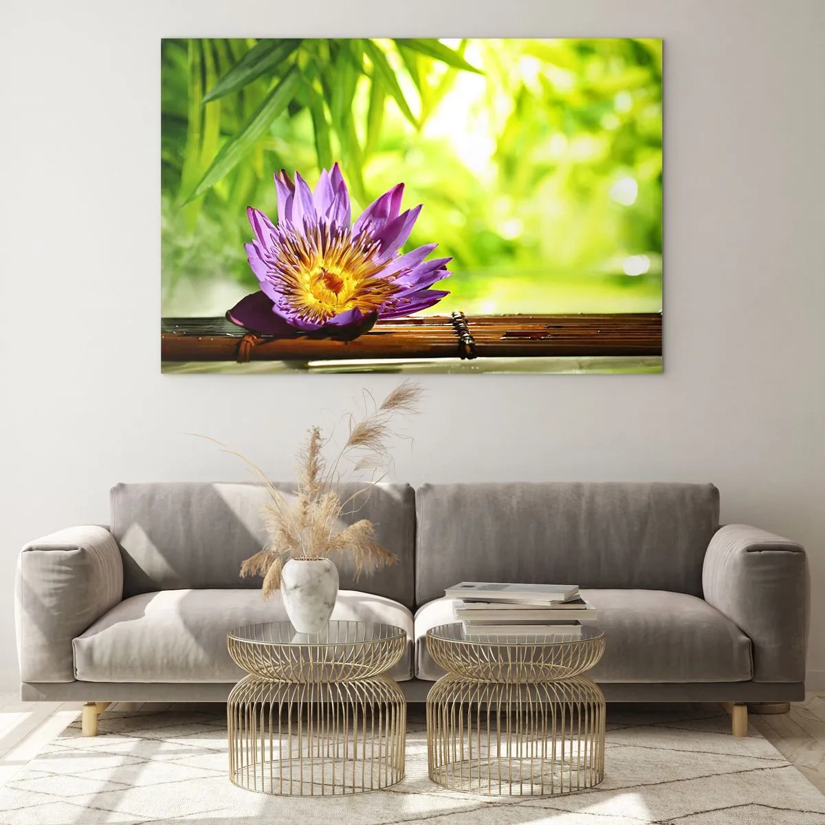 Obraz na skle - Fialový lotosový květ na bambusové desce se zeleným pozadím - 70x50cm - Na asijském slunci - Moderní nástěnná dekorace do obývacího pokoje a ložnice ARTTOR