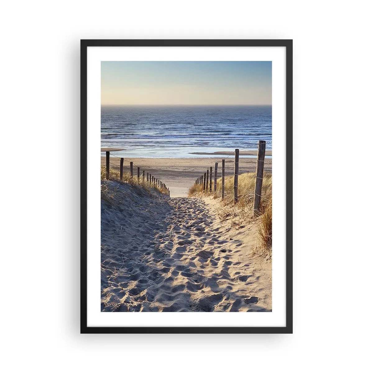 Plakát v černém rámu - Cesta přes duny vedoucí k pláži při západu slunce - 50x70cm - Šumění moře, zpěv ptáků, divoká pláž uprostřed trávy… - Moderní nástěnná dekorace do obývacího pokoje a ložnice ARTTOR