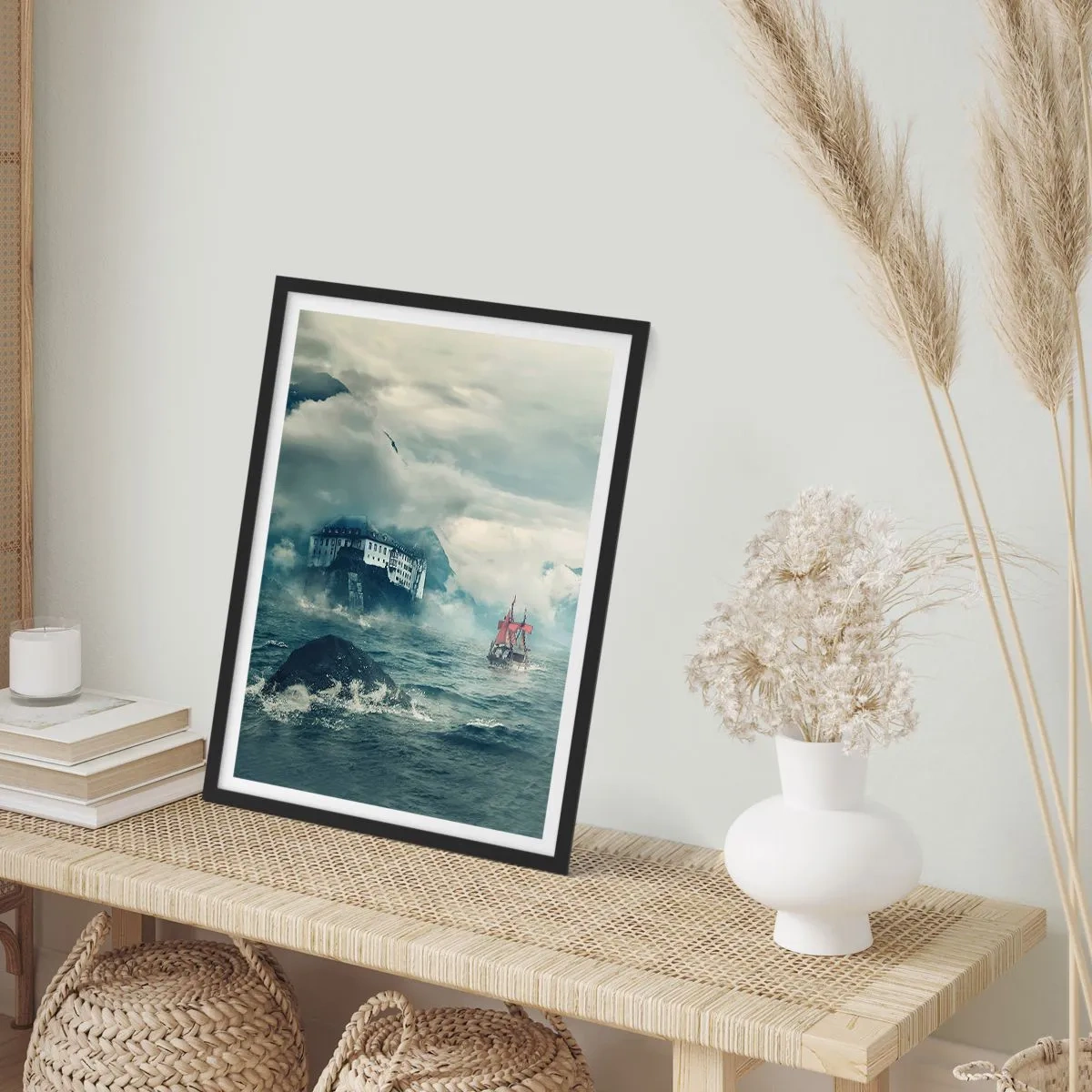 Plakát v černém rámu - Loď na rozbouřeném moři poblíž hradu v mlze - 50x70cm - V kouzelných vodách - Moderní nástěnná dekorace do obývacího pokoje a ložnice ARTTOR