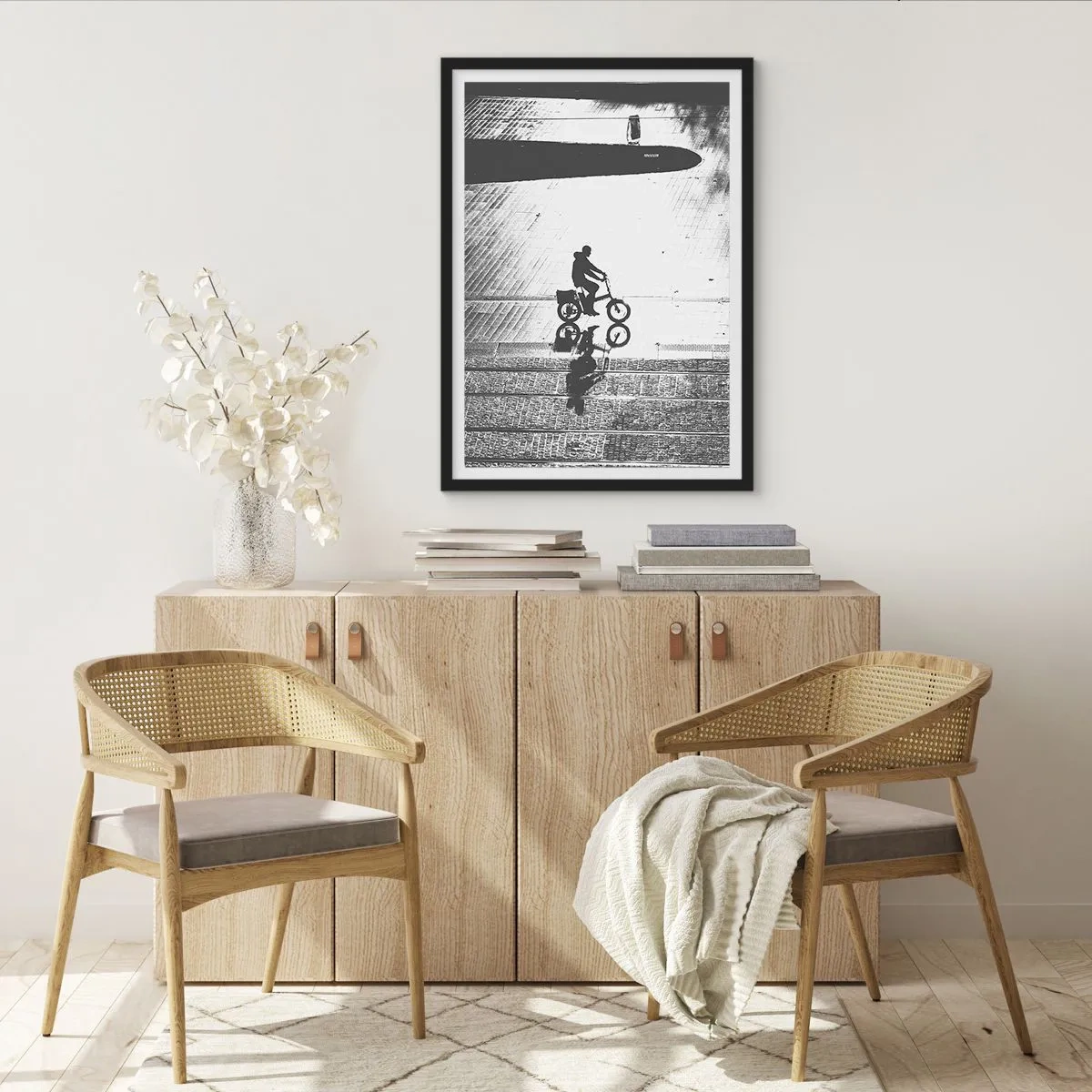 Plakát v černém rámu - Silueta cyklisty s odrazem v louži v černobílém stylu - 50x70cm - Dopředu, přes město - Moderní nástěnná dekorace do obývacího pokoje a ložnice ARTTOR