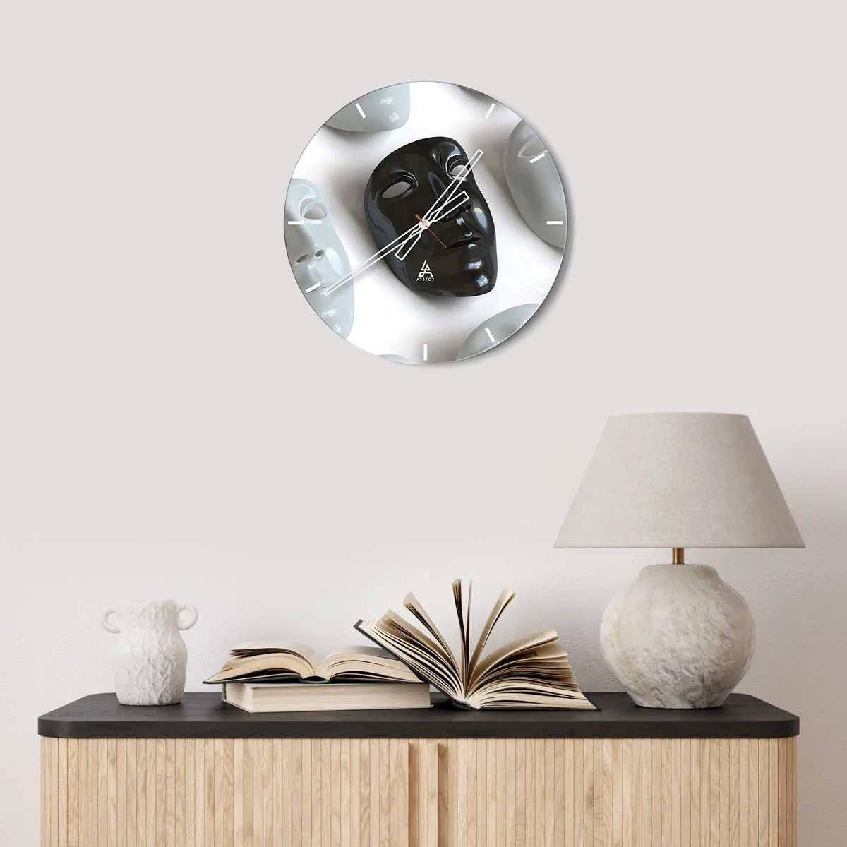 Nástěnné hodiny - Černá maska obklopená bílými maskami na světlém pozadí - 30x30cm - Jak se odlišit? - Moderní nástěnná dekorace do obývacího pokoje, kuchyně a ložnice ARTTOR