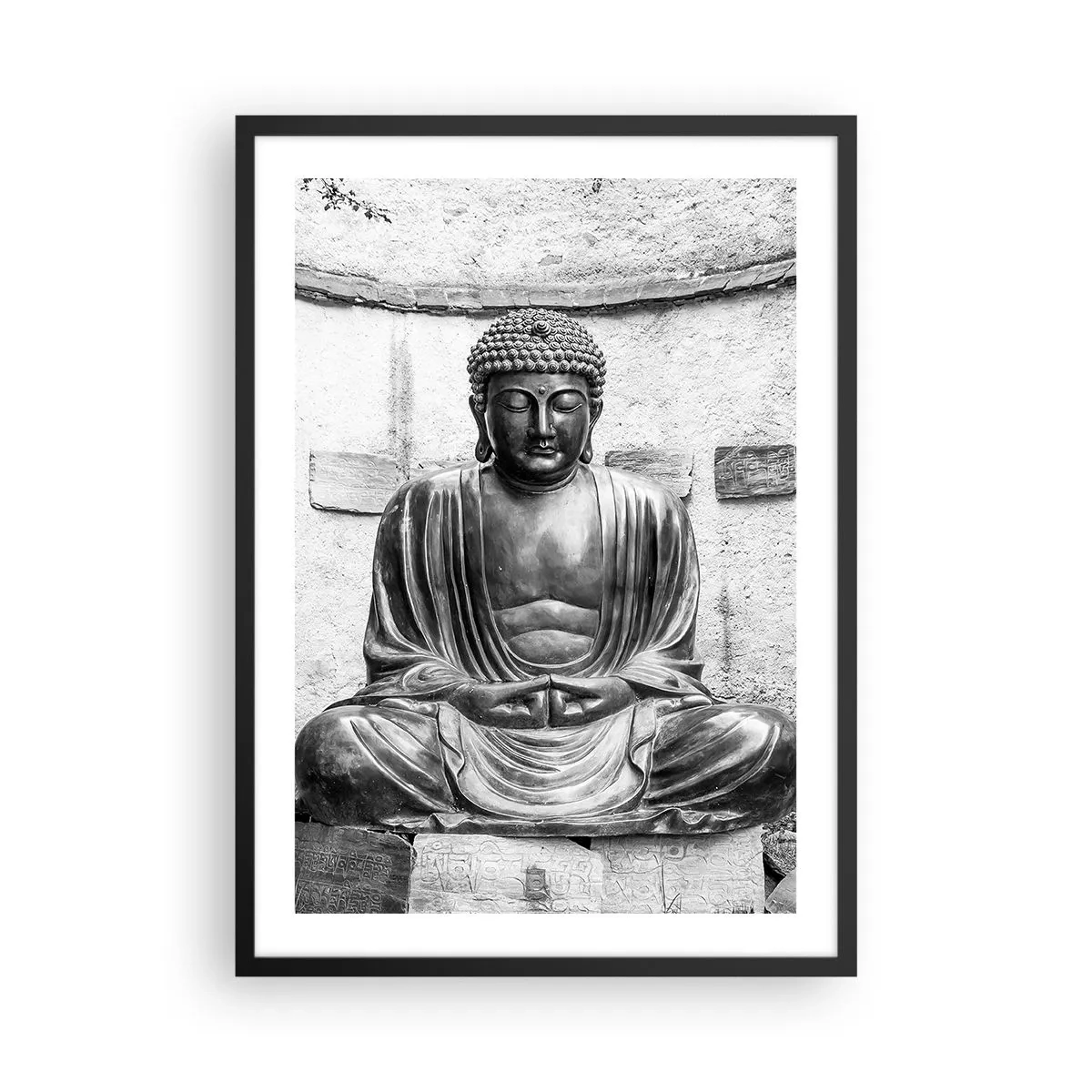 Plakát v černém rámu - Socha Buddhy v meditativní poloze v monochromatických tónech - 50x70cm - U zdroje klidu - Moderní nástěnná dekorace do obývacího pokoje a ložnice ARTTOR