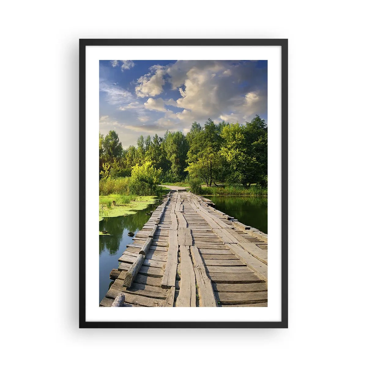 Plakát v černém rámu - Dřevěný most přes řeku obklopený zelení - 50x70cm - Léto, léto všude - Moderní nástěnná dekorace do obývacího pokoje a ložnice ARTTOR