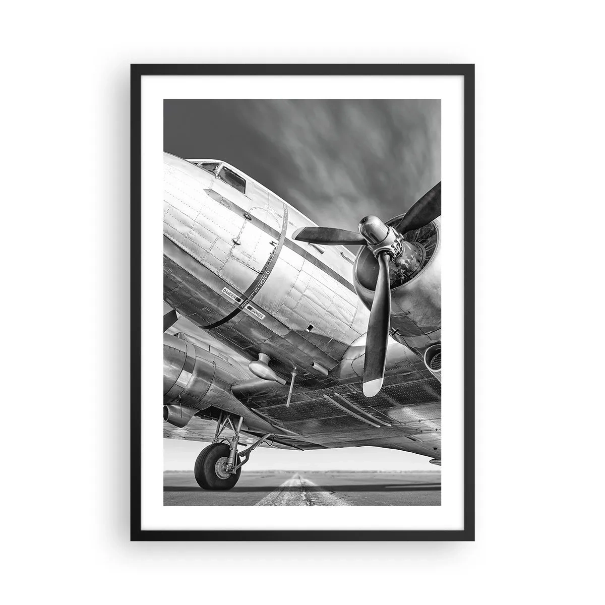Plakát v černém rámu - Detailní černobílý snímek klasického letadla. - 50x70cm - Vždy připraven k letu - Moderní nástěnná dekorace do obývacího pokoje a ložnice ARTTOR