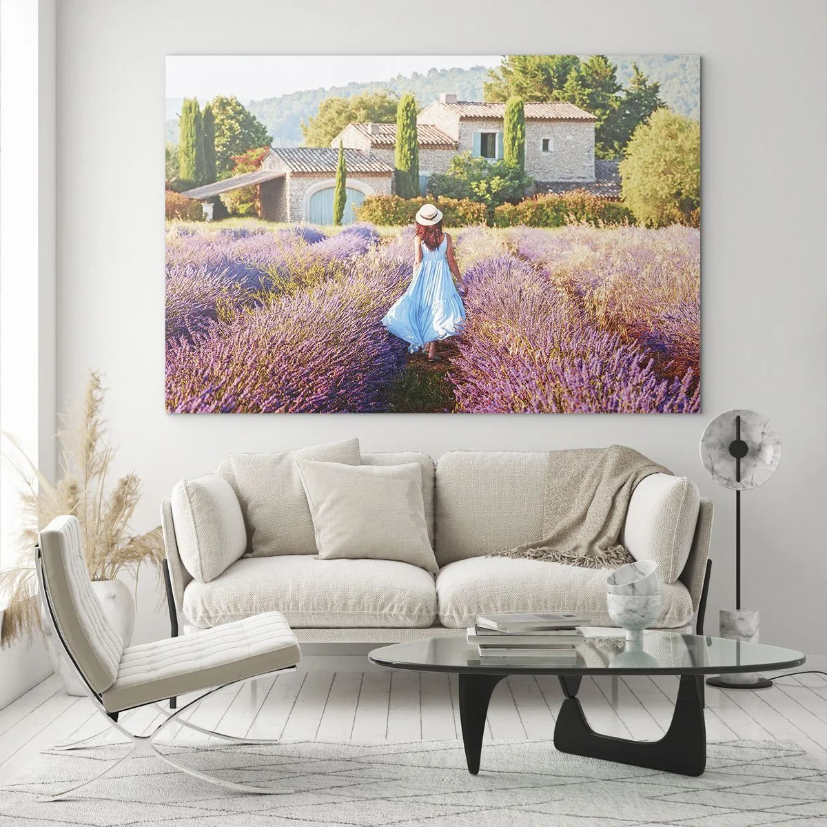 Obraz na skle - Žena v šatech procházející se levandulovým polem - 70x50cm - Levandulová dívka - Moderní nástěnná dekorace do obývacího pokoje a ložnice ARTTOR