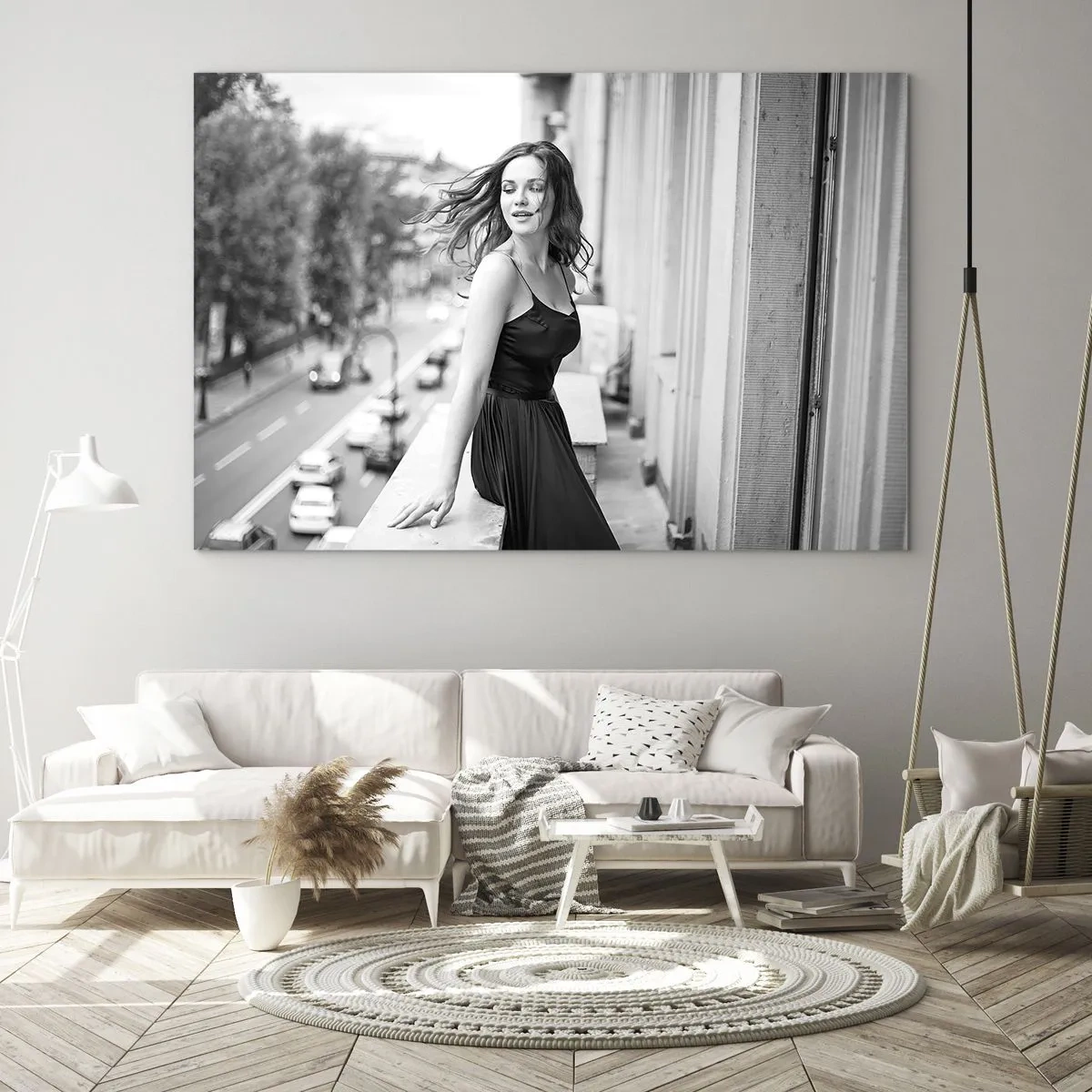 Obraz na skle - Žena v černých šatech na balkoně v pařížském stylu - 70x50cm - Určitě Pařížanka - Moderní nástěnná dekorace do obývacího pokoje a ložnice ARTTOR