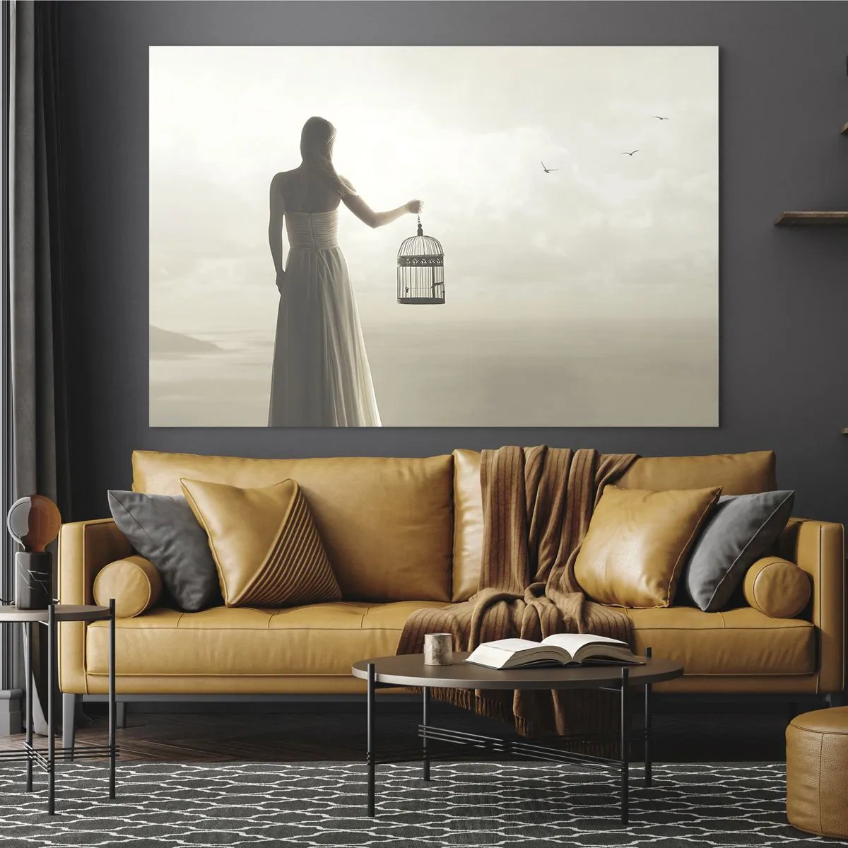 Obraz na skle - Žena s klecí a dívá se na ptáky odlétající proti obloze - 70x50cm - Buď svobodná - Moderní nástěnná dekorace do obývacího pokoje a ložnice ARTTOR
