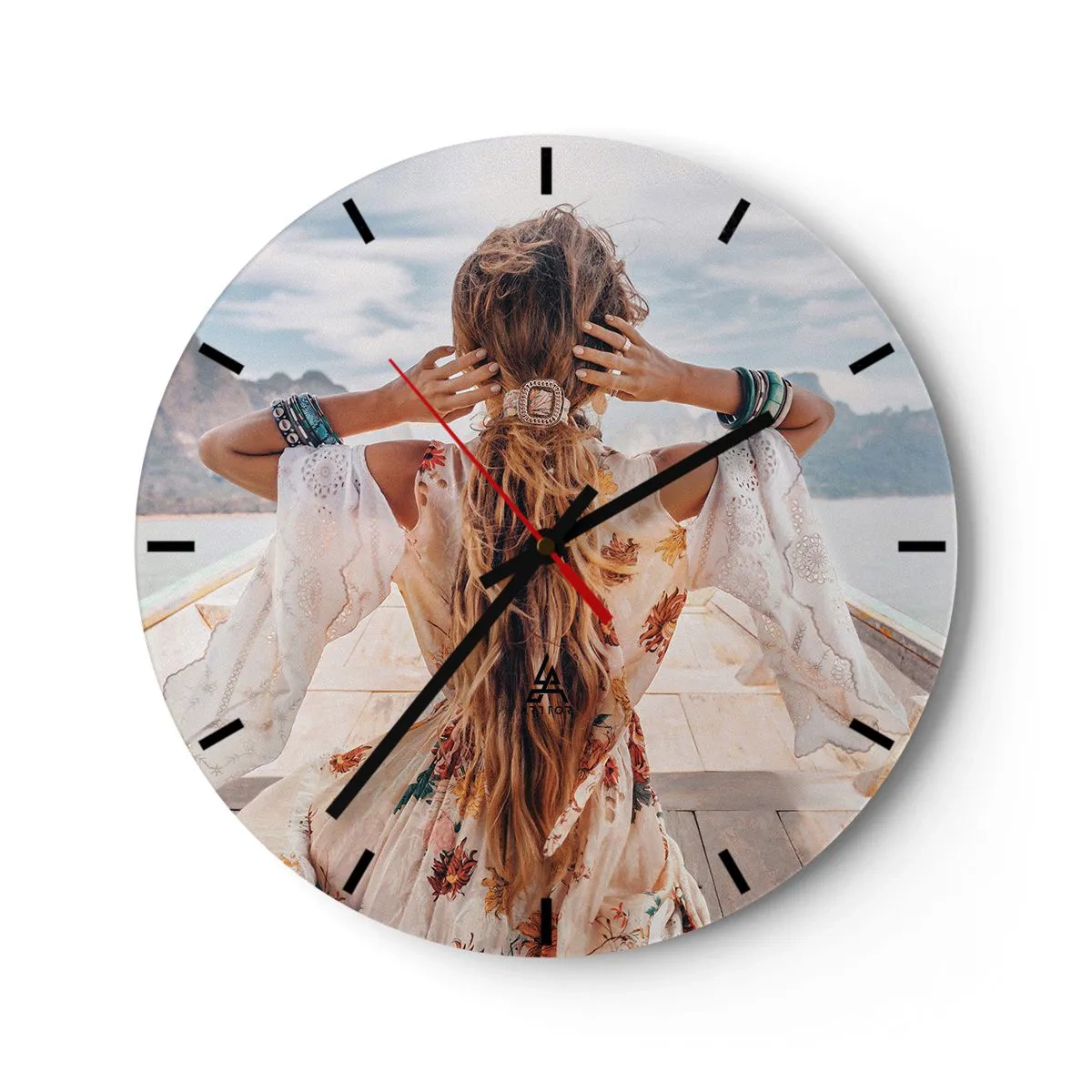 Nástěnné hodiny - Žena na lodi s rozpuštěnými vlasy v boho stylu - 30x30cm - Na cestě ke štěstí - Moderní nástěnná dekorace do obývacího pokoje, kuchyně a ložnice ARTTOR