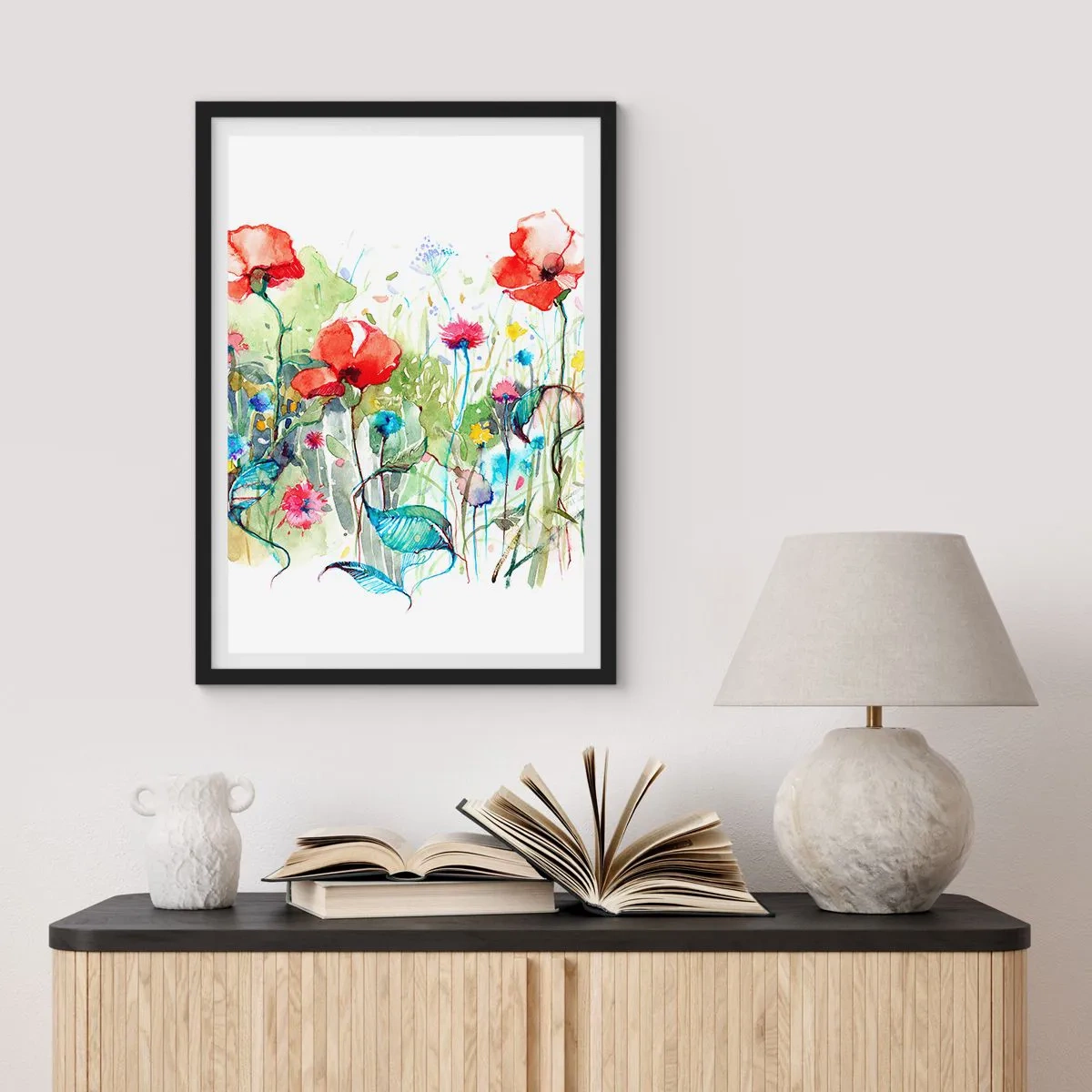 Plakát v černém rámu - Akvarelová malba louky s máky a divokými květinami. - 50x70cm - Kvetoucí louka v květnu - Moderní nástěnná dekorace do obývacího pokoje a ložnice ARTTOR