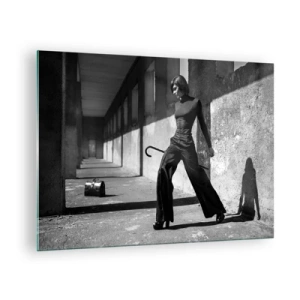 Obraz na skle - Černobílá fotografie ženy v elegantním oblečení v městském prostředí. - 70x50cm - Městská elegance - Moderní nástěnná dekorace do obývacího pokoje a ložnice ARTTOR