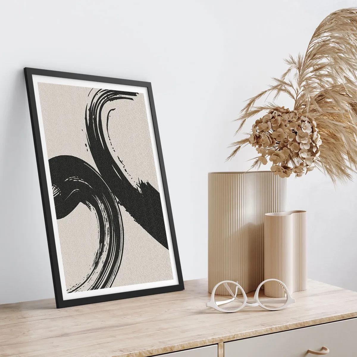 Plakát v černém rámu - Dynamické tahy štětcem na béžovém pozadí - 50x70cm - Rozmáchle a dokola - Moderní nástěnná dekorace do obývacího pokoje a ložnice ARTTOR