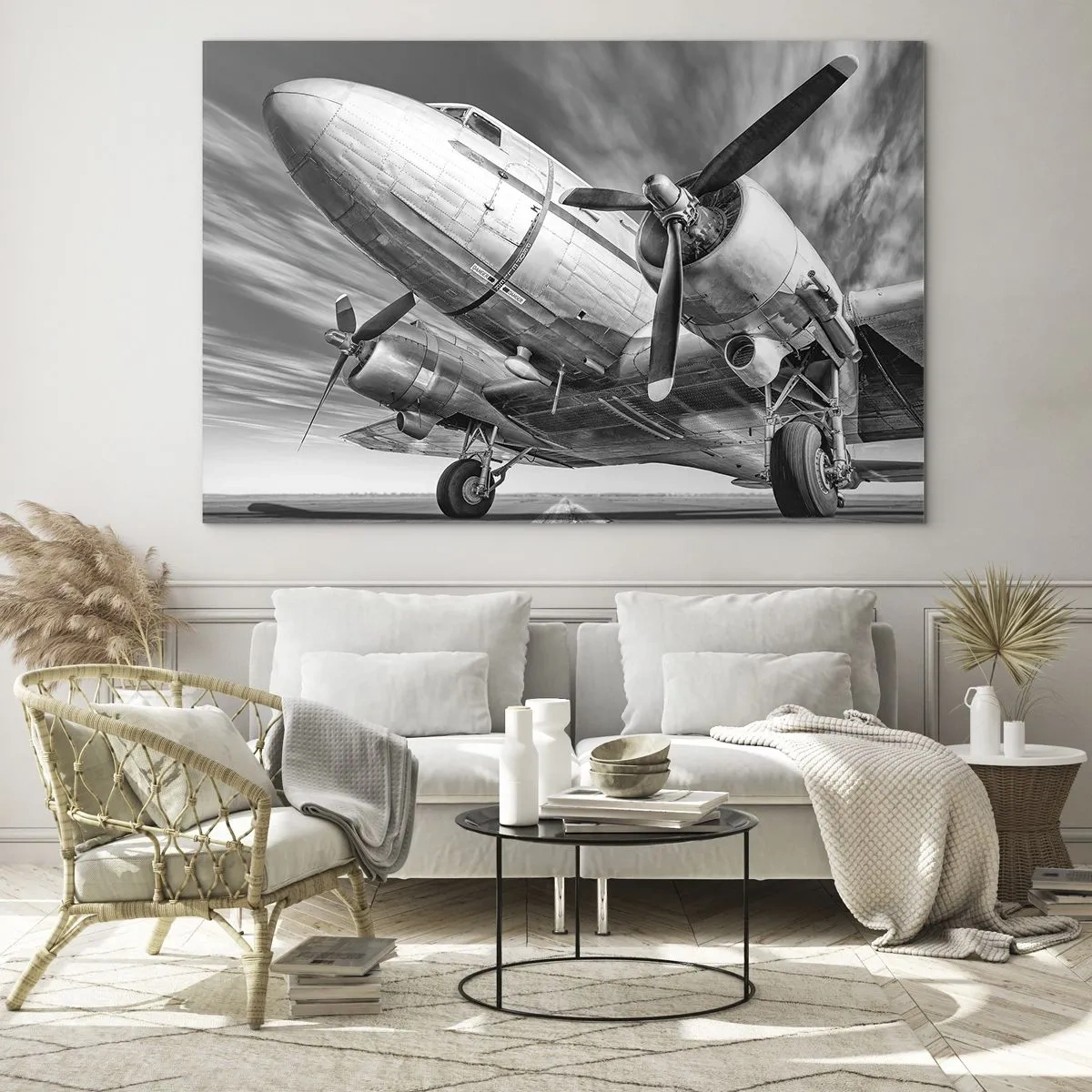 Obraz na skle - Černobílé vrtulové letadlo na ranveji - 70x50cm - Vždy připraven k letu - Moderní nástěnná dekorace do obývacího pokoje a ložnice ARTTOR