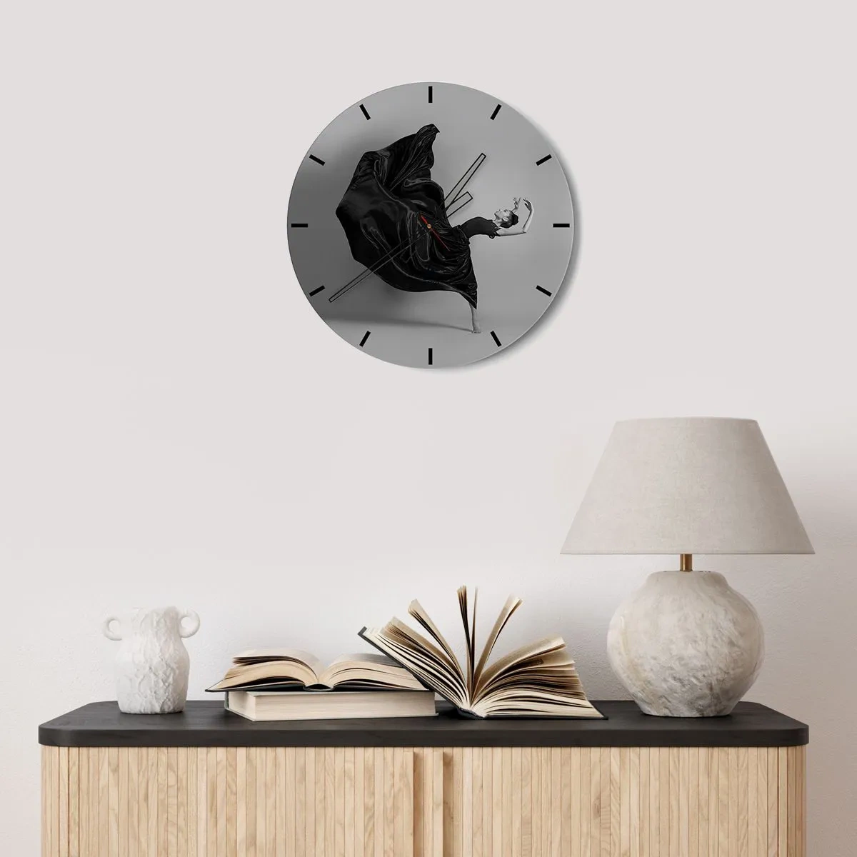 Nástěnné hodiny - Tanečnice v dynamické póze v černých šatech - 30x30cm - Okřídlený hudbou - Moderní nástěnná dekorace do obývacího pokoje, kuchyně a ložnice ARTTOR