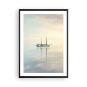 Plakát v černém rámu - Loď na klidném moři s jemným odrazem - 50x70cm - V moři ticha - Moderní nástěnná dekorace do obývacího pokoje a ložnice ARTTOR
