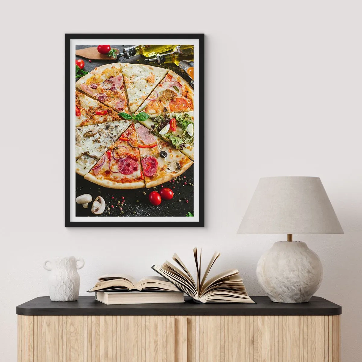 Plakát v černém rámu - Barevná pizza rozdělená na různé kousky - 50x70cm - Vějíř chutí - Moderní nástěnná dekorace do obývacího pokoje a ložnice ARTTOR