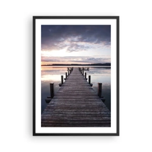 Plakát v černém rámu - Dřevěné molo nad klidným jezerem při západu slunce - 50x70cm - Tichá hranice mezi dnem a nocí - Moderní nástěnná dekorace do obývacího pokoje a ložnice ARTTOR