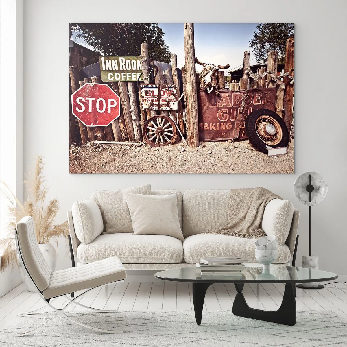 Obraz na skle - Dřevěný plot s vintage cedulemi a koly - 70x50cm - A čas se zastavil - Moderní nástěnná dekorace do obývacího pokoje a ložnice ARTTOR