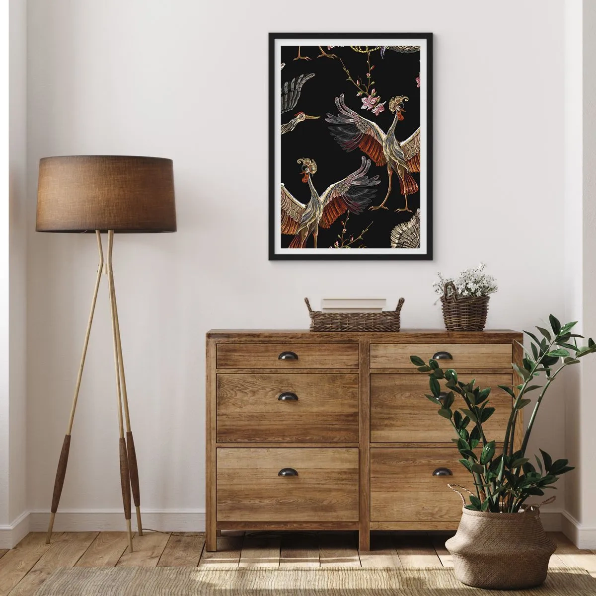 Plakát v černém rámu - Elegantní jeřábi mezi květinami na černém pozadí, v orientálním stylu. - 50x70cm - Pohádkový pták - Moderní nástěnná dekorace do obývacího pokoje a ložnice ARTTOR