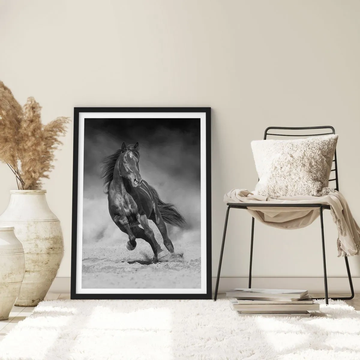 Plakát v černém rámu - Temný kůň v dynamickém závodě - 50x70cm - Hodné samotného emíra - Moderní nástěnná dekorace do obývacího pokoje a ložnice ARTTOR