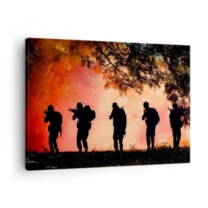 Obraz na plátně - Siluety vojáků v lese proti oranžové obloze - 70x50cm - …Všichni za jednoho. - Moderní nástěnná dekorace do obývacího pokoje a ložnice ARTTOR